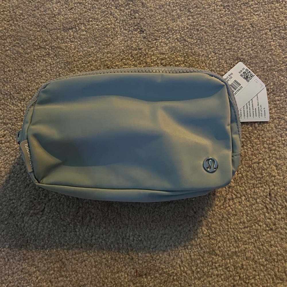 NWT Sild silver Lululemon Everywhere Belt Bag